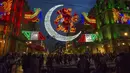 Dekorasi cahaya peringatan 500 tahun perlawanan Meksiko-Tenochtitlan terhadap Spanyol di Zocalo Square Mexico City, 12 Agustus 2021. Pada 13 Agustus, Meksiko akan memperingati 500 tahun "jatuhnya" ibu kota Aztec Tenochtitlan ke tangan para penakluk dan sekutu pribumi mereka. (CLAUDIO CRUZ/AFP)