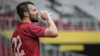 Pemain Persija Jakarta, Marco Motta, melepas dahaga saat latihan kerena cedera saat latihan di SUGBK, Jakarta, Jumat (7/2). Latihan ini persiapan jelang Liga 1 Indonesia 2020. (Bola.com/Vitalis Yogi Trisna)