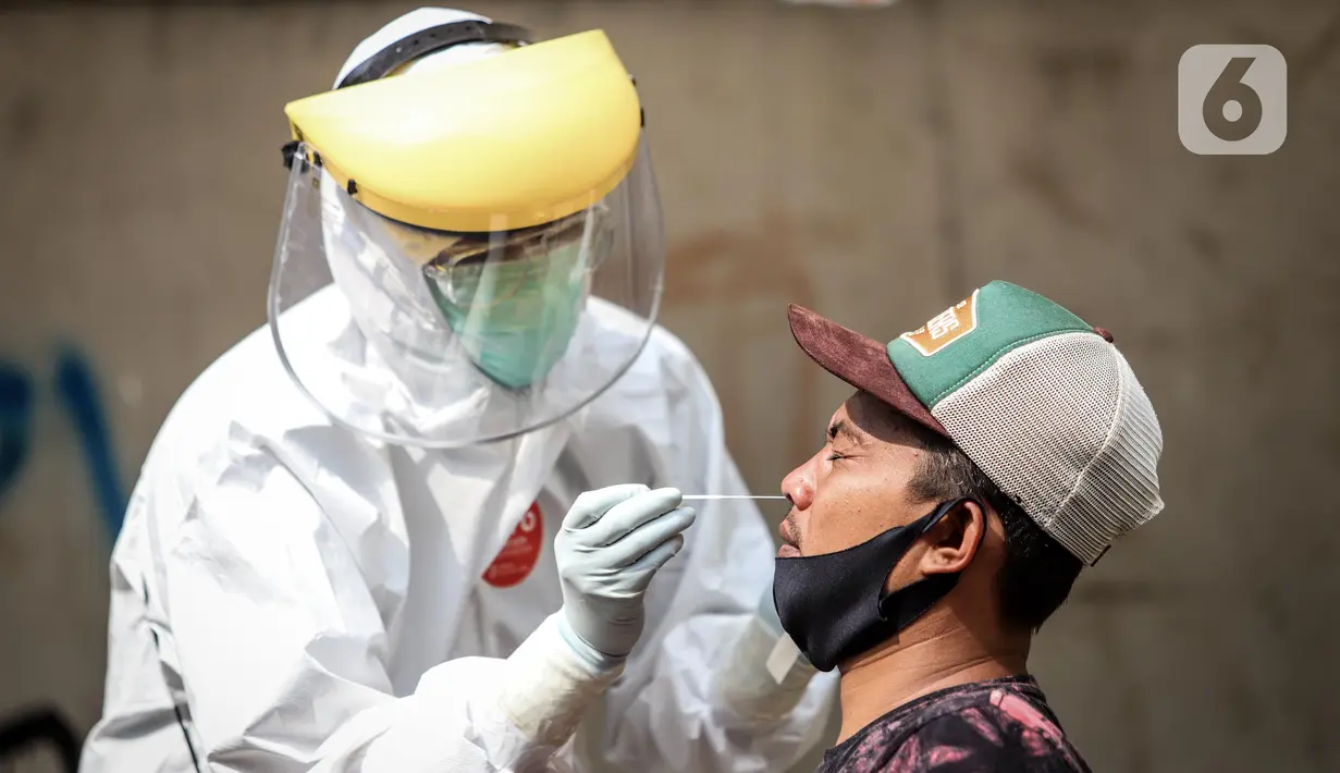 Petugas medis mengambil sampel saat menggelar swab test COVID-19 di Pasar Tasik, Jakarta, Kamis (2/7/2020). Tes yang dilakukan secara acak bagi pedagang itu bertujuan untuk mendeteksi serta mencegah penyebaran COVID-19 di kawasan Pasar Tasik. (Liputan6.com/Faizal Fanani)