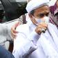 Rizieq Shihab saat tiba di Mapolda Metro Jaya, Jakarta, Sabtu (12/12/2020). Rizieq Shihab akan menjalani pemeriksan sebagai tersangka penghasutan dan kerumunan di tengah pandemi Covid-19. (Liputan6.com/Helmi Fithriansyah)