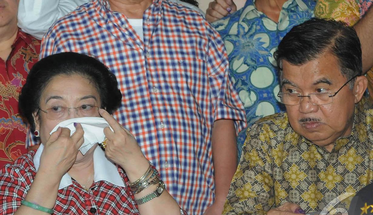 Megawati tak kuasa menahan air matanya saat melihat hasil penghitungan cepat yang memenangkan pasangan Jokowi-JK, Jakarta, Rabu (9/7/2014) (Liputan6.com/Herman Zakharia)
