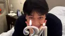 Tidak hanya sekadar berlibur, momen spesial ulang tahun Billy Syahputra dirayakan dengan manis oleh Vika. Billy terlihat memegang kue ulang tahun kecil dengan lilin angka “34”, sementara Vika dengan penuh kasih menyajikannya. (Liputan6.com/IG/@vika.kolesnaya)