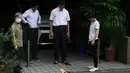 Satu keluarga melihat api kecil yang menyala di luar rumah mereka untuk menghormati leluhur di Tokyo, Jepang, Selasa (13/7/2021). Keadaan darurat akan berlaku sepanjang Olimpiade yang dibuka pada 23 Juli. (AP Photo/Jae C. Hong)