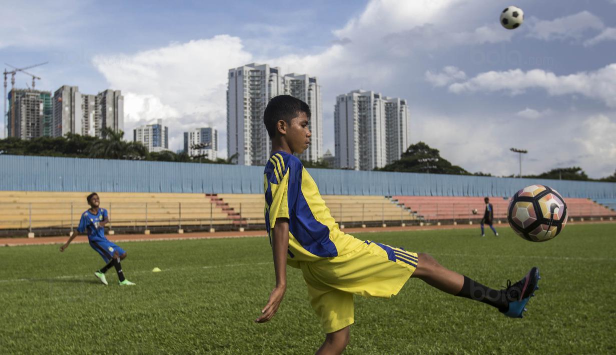 Pemain SSB Tulehu Putra, Rizky Lestaluhu, mengontrol bola saat latihan di Stadion Soemantri Brodjonegoro, Jakarta, Senin (4/12/2017). Sebanyak 13 anak Maluku ikut pelatihan Liga Remaja UC News. (Bola.com/Vitalis Yogi Trisna)
