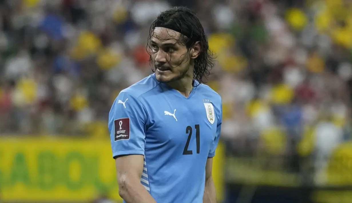 Di awal babak kedua pada menit ke-56 Uruguay sempat mencetak gol melalui Edinson Cavani. Namun gol akhirnya dianulir karena Cavani terlebih dahulu terperangkap offside. (AP/Andre Penner)