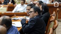 Selanjutnya, Sahroni menerangkan bahwa Sri Mulyani sedang ada kegiatan lain. Mengingat Mahfud sebagai Ketua Komite TPPU sudah hadir, maka rapat bisa dilanjutkan. (Liputan6.com/Faizal Fanani)