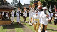 Kekhusyukan Upacara Karya Pujawali di Pura Mandhara Giri Semeru Agung