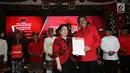 Djarot Saiful Hidayat (kanan depan) bersama Ketua Umum DPP PDIP, Megawati Sukarnoputri saat menerima surat rekomendasi untuk maju sebagai Bakal Cagub Sumatera Utara di Jakarta, Kamis (4/1). (Liputan6.com/Helmi Fithriansyah)