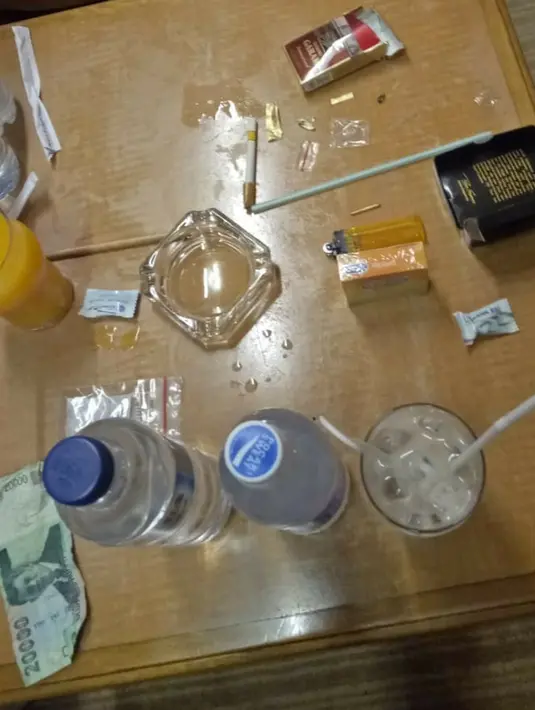 Barang bukti dari penangkapan politisi Partai Demokrat berinisial AA  di hotel kawasan Slipi, Jakarta, Senin (4/3). Penangkapan ini dilakukan tim Direktorat Tindak Pidana Narkoba Bareskrim Polri. (Liputan6.com/HO/Dit Narkoba Mabes Polri)