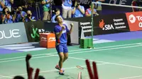 Tunggal putra Indonesia Sony Dwi Kuncoro sukses mengalahkan unggulan dua asal Tiongkok, Lin Dan, di semifinal Singapore Open Super Series 2016, Sabtu (16/4/2016). (Liputan6.com/Humas PB PBSI)
