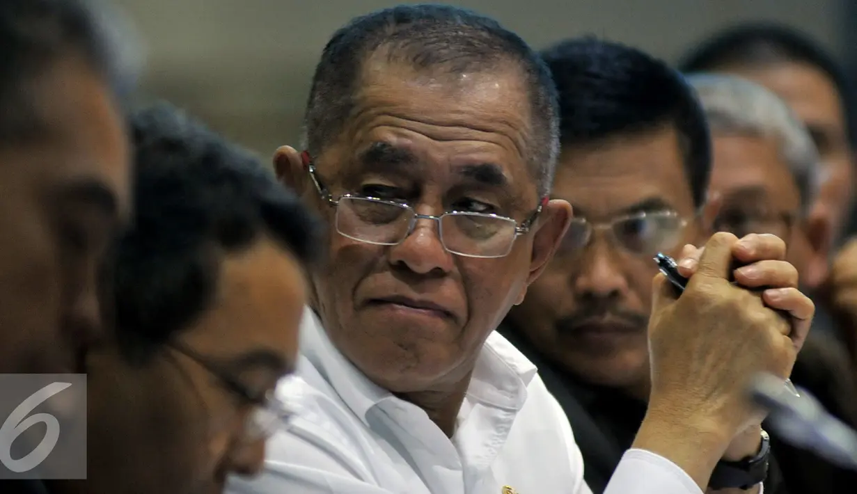 Menteri Pertahanan Ryamizard Ryacudu menghadiri raker dengan Komisi I DPR di Jakarta, Rabu (10/2). Rapat ini juga dihadiri perwakilan dari Kemenkumham dan Kemenlu. (Liputan6.com/Johan Tallo)