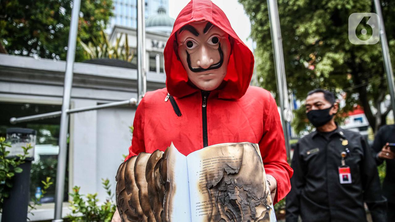 FOTO: Aksi Mahasiswa Bakar Naskah UU Cipta Kerja di Depan Gedung MK