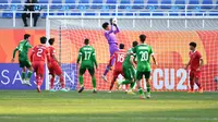 Daffa Fasya memenangi duel udara saat Timnas Indonesia U-20 bertanding melawan Irak pada laga perdana Grup A Piala Asia U-20 2023 Uzbekistan di Lokomotiv Stadium, Tashkent, Rabu (1/3/2023).(AFC/Adam Aidil Padali)