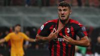 Striker AC Milan, Patrick Cutrone, merayakan gol yang dicetak ke gawang AS Roma.  (AP Photo/Antonio Calanni)