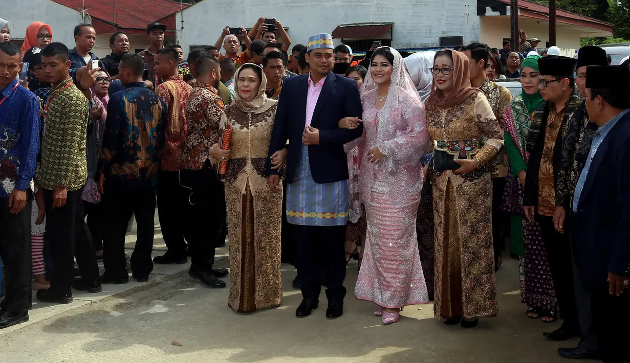 Setelah resmi menjadi keluarga besar Tapanuli Selatan, Bobby dan Kahiyang Ayu akan melanjutkan prosesi selanjutnya sesuai adat. (Deki Prayoga/Bintang.com)