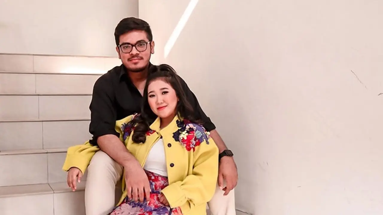 Jarang Tersorot, Ini 6 Potret Kompak Komika Kiky Saputri Bareng Kekasihnya