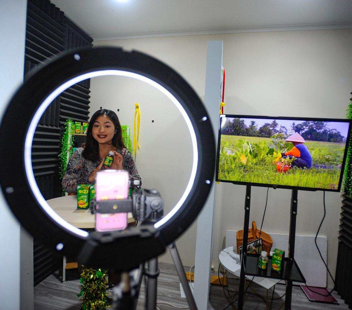 Aktivitas berjualan lewat live streaming tetap menggeliat di Studio PT Rumbaka Gung Triwikrama di Pondok Benda, Tangerang Selatan, Banten, pada Jumat (29/09/2023).&nbsp;Meskipun pemerintah sebelumnya telah melarang social commerce, seperti TikTok Shop, un