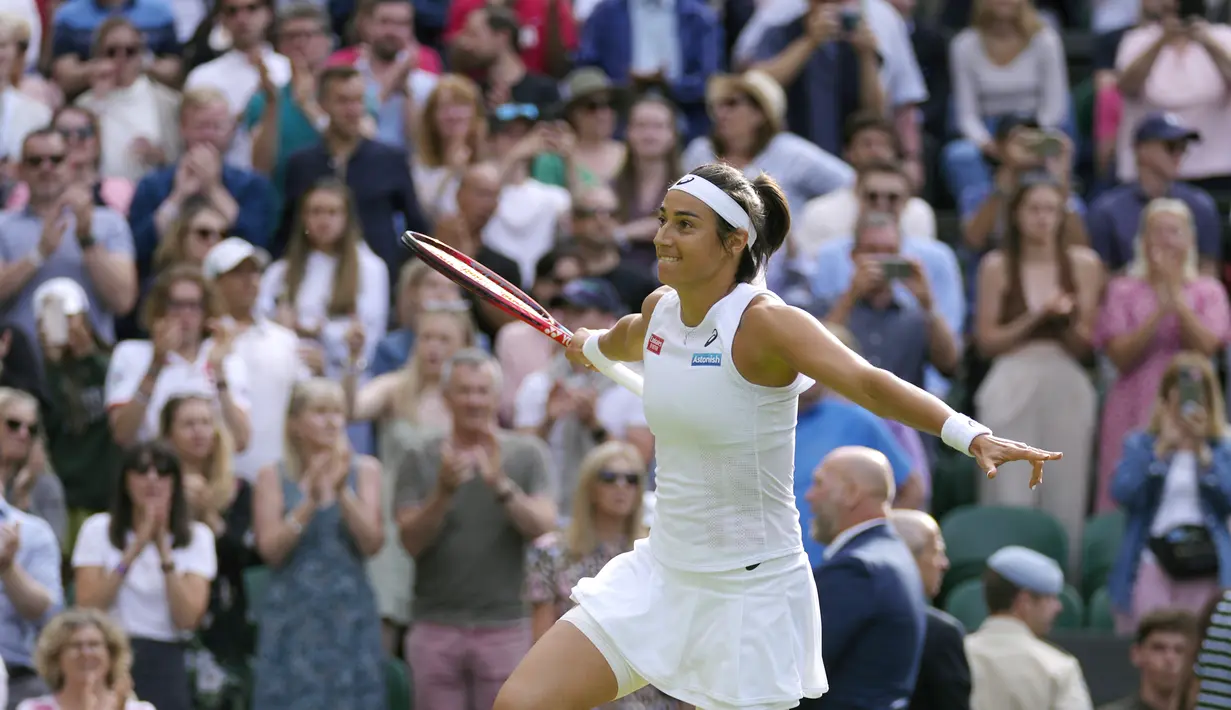 Bermain di hadapan publiknya sendiri Raducanu dipaksa menyerah oleh petenis nonunggulan asal Prancis, Caroline Garcia. (AP/Alastair Grant)