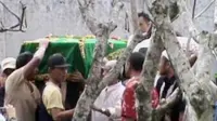 [VIDEO] Jenazah Pilot Kapal Jatuh di Tual Dimakamkan