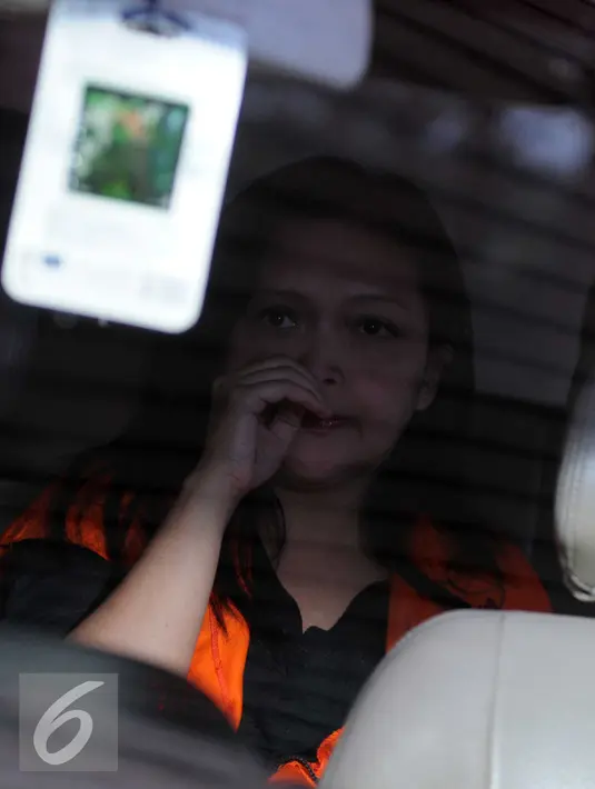 Dessy A Edwin saat berada di dalam mobil tahanan usai menjalani pemeriksaan KPK, Jakarta, Senin (1/2/2016). Dessy diperiksa sebagai tersangka kasus suap proyek di Kementerian PUPR dengan tersangka Damayanti Wisnu Putranti. (Liputan6.com/Helmi Afandi)