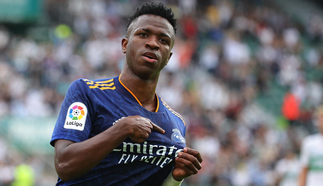 Vinicius Junior. Sayap Real Madrid ini memiliki amunisi lengkap untuk menjadi seorang pemain egois. Ia memiliki kecepatan, dribbling dan akurasi tembakan yang patut diacungi jempol. Di laga terakhir menghadapi Shakhtar Donetsk ia mulai mengikis egonya dengan menyumbang dua assist. (AFP/Jose Jordan)