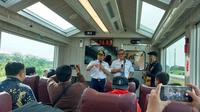 Liputan6.com berkesempatan menjajal Kereta Panoramic relasi Gambir-Bandung yang dioperasikan oleh PT KAI (Persero). Kereta Panoramic punya kaca super lebar di sisi kanan dan kiri dan sunroof yang bisa secara otomatis dibuka tutup. (Arief/Liputan6.com)