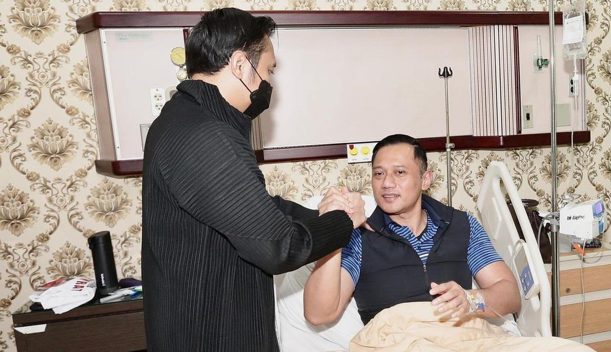 Di balik musibah, Agus Yudhoyono melantun syukur karena tim medis RSPAD Gatot Subroto Jakarta sigap menangangi kondisinya. Lewat akun Instagram terverifikasi, ayah Almira Tunggadewi Yudhoyono minta doa masyarakat Indonesia. “Mohon kiranya doa dari teman-teman sekalian agar saya bisa lekas sembuh dan kembali beraktivitas seperti sedia kala,” cuit Agus Yudhoyono yang dibagikan pula via akun medsos Annisa Pohan. (Foto: Dok. Instagram @annisayudhoyono)