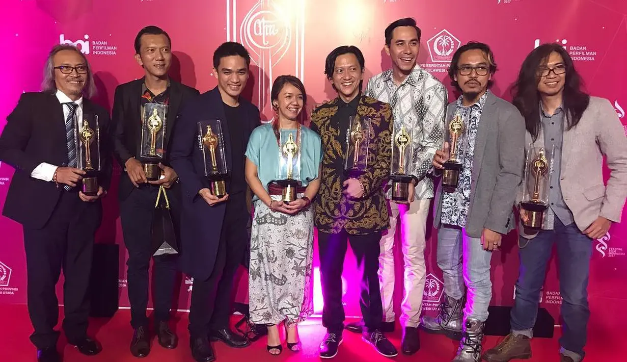 Festival Film Indonesia (FFI) berlangsung di Grand Kawnua International City, Manado, Sulawesi Utara pada Sabtu 11 November 2017. Film Terbaik berhasil dimenangkan oleh Night Bus. (instagram/Darius_sinathrya)