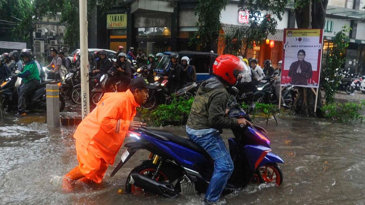 Guyuran hujan lebat menyebabkan kawasan Jalan Kemang Raya, Jakarta Selatan, terendam banjir, pada Kamis (4/1/2024) sore. Banjir tersebut turut disebabkan oleh luapan Kali Krukut yang tak jauh dari lokasi.