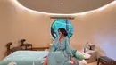 Berkimono dengan motif yang indah, Gisel menikmati waktu Spa.  [Foto: Instagram/ Gisel_la]