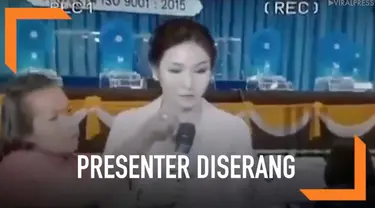 Seorang presenter TV diserang wanita dengan gangguan jiwa menggunakan obeng. Ini terjadi ketika presenter sedang siaran langsung di studio.