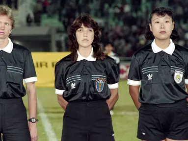 Dari kiri, Linda Black (hakim garis), Claudia de Vasconcelos (wasit) dan Zuo Xiudi (Cina) adalah trio wanita perangkat pertandingan pertama saat memimpin partai perebutan tempat ketiga Piala Dunia Wanita pertama di Cina antara Swedia dan Jerman pada 29 November 1991. (AFP/Tommy Cheng)