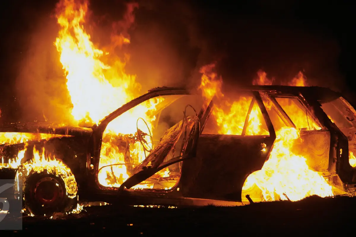 20160224-mobil terbakar-istock