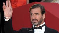 Mantan pesepak bola timnas Prancis, Eric Cantona, menghadiri pemutaran perdana film "Looking for Eric" di Cannes, Prancis, Senin (18/5/2009). (EPA/Christophe Karaba)