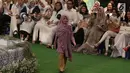 Model cilik mengenakan koleksi terbaru Hijab Mandjha milik presenter dan perancang Ivan Gunawan di Jakarta, Rabu (25/4). Peragaan bertema Raya Collection 2018 digelar untuk merayakan usia label ini yang genap setahun.  (Liputan6.com/Immanuel Antonius)