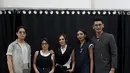 Ia juga tampil Bersama dengan Wulan Guritno dan putrinya Shaloom Syach Razade dan model senior Jryan Karsten. Sang ayah Ari Wibowo juga tampak hadir duduk di bangku front row menyaksikan debut sang putra di runway. [Foto: Document/JF3]