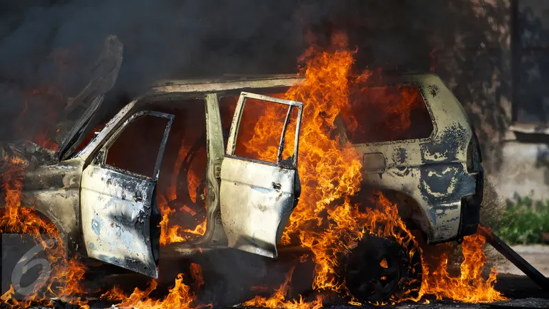 20160224-mobil terbakar-istock