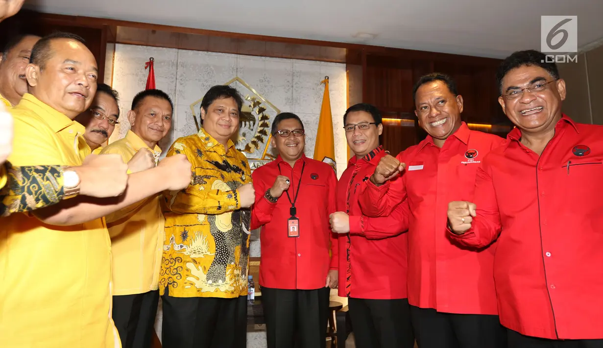 Ketua Umum DPP Partai Golkar Airlangga Hartarto berfoto bersama Sekjen PDIP Hasto Kristiyanto usai melakukan pertemuan di kantor DPP Partai Golkar, Jakarta, Selasa (20/3). (Liputan6.com/Angga Yuniar)