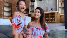 Farah Quinn kini memiliki seorang putri bernama Amaira yang biasa dipanggil Yaya. Bersama dengan sang putri, chef cantik berusia 42 tahun itu pun kompak dan sering banget pakai baju kembar. Lucu banget, seperti ini 10 potret keduanya.&nbsp;(FOTO: instagram.com/farahquinnofficial/)