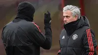 Pelatih MU, Jose Mourinho berbincang dengan striker Romelu Lukaku saat sesi latihan di dekat Carrington, Inggris (12/3). MU akan melawan wakil Spanyol Sevilla di leg kedua 16 besar Liga Champions di Old Trafford. (AFP Photo/Oli Scarff)