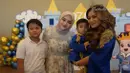 Sule tak bisa hadir karena kesibukannya. Tapi terlihat hadir juga Putri Delina dan Hadir yang ikut merayakan ulang tahun adiknya. [Youtube/NATHALIE HOLSCHER]