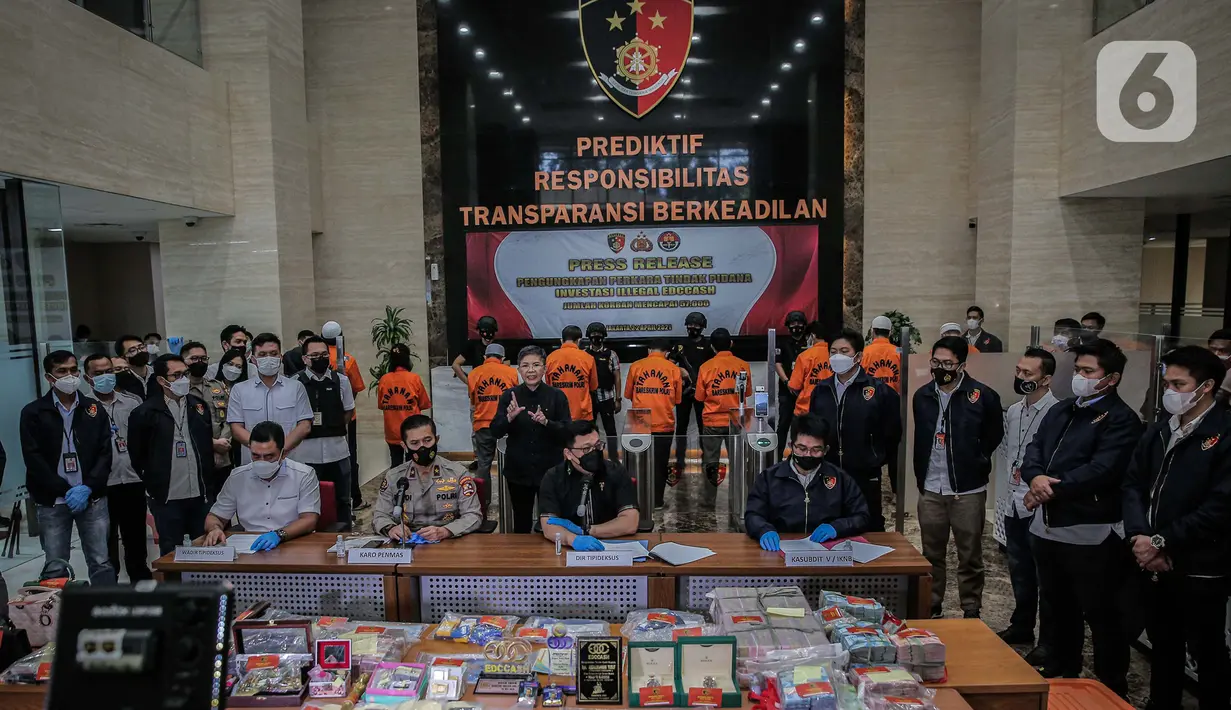 Suasana rilis kasus dugaan investasi ilegal E-Dinar Coin (EDC) Cash.di Bareskrim Polri, Jakarta, Kamis (22/4/2021). Penyidik Bareskrim Polri menetapkan enam orang sebagai tersangka dalam kasus dugaan investasi ilegal E-Dinar Coin (EDC) Cash. (Liputan6.com/Faizal Fanani)