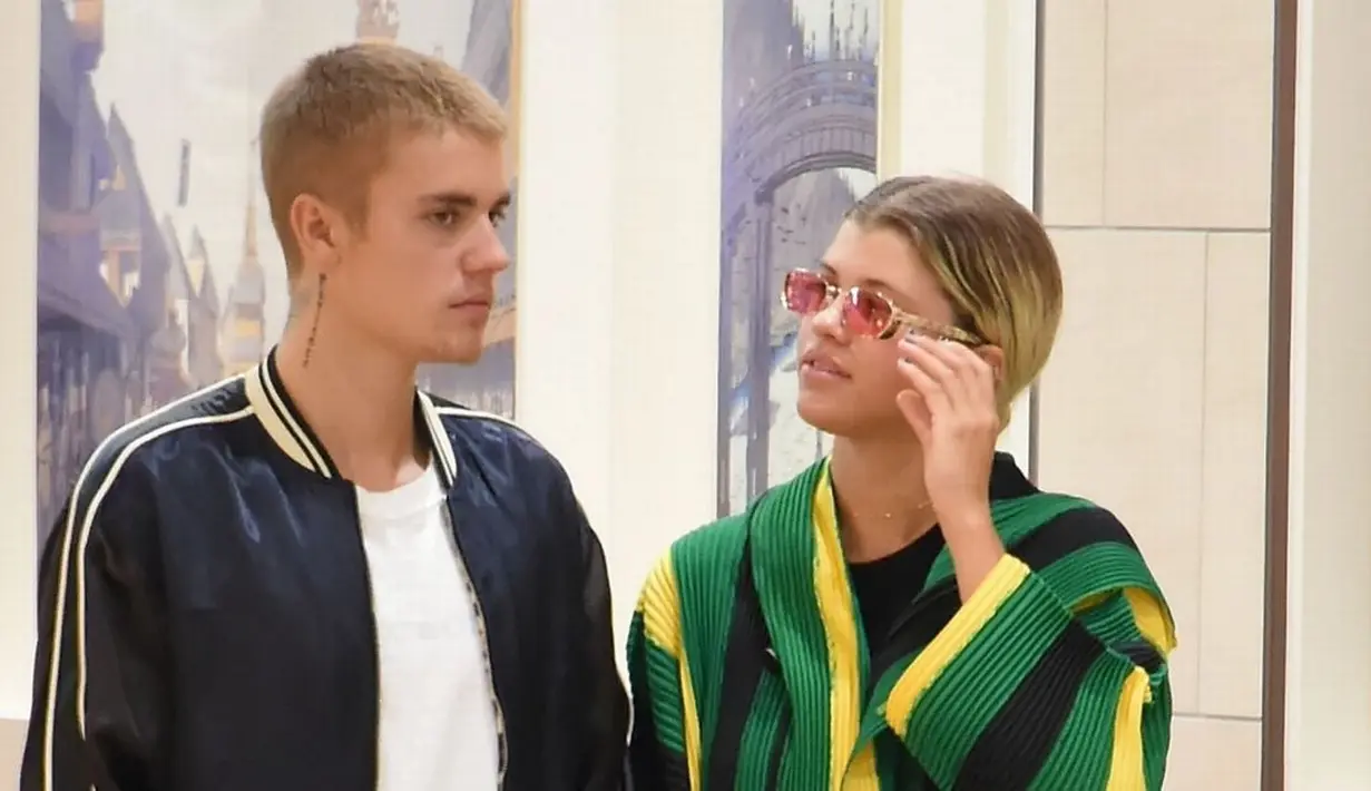 Justin Bieber baru saja menjalin asmara dengan Sofia Richie. Ya, kedekatan Justin dan Sofia ternyata sukses membuat para penggemar menentang dan memberikan kritikan pedas. (Eonline/Bintang.com)