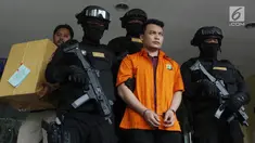 Tersangka pembunuh satu keluarga di Bekasi Haris Simamora (tengah) mendapat pengawalan polisi bersenjata di Polda Metro Jaya, Jakarta, Kamis (21/2). Polda Metro Jaya melimpahkan berkas perkara kasus Haris ke Kejari Bekasi. (Merdeka.com/Imam Buhori)