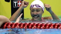 Perenang Tiongkok Liu Xiang meraih medali emas nomor 50 meter gaya punggung putri Asian Games 2018 di Stadion Akuatik Gelora Bung Karno, Jakarta, Selasa (21/8/2018). (AP Photo/Lee Jin-man)