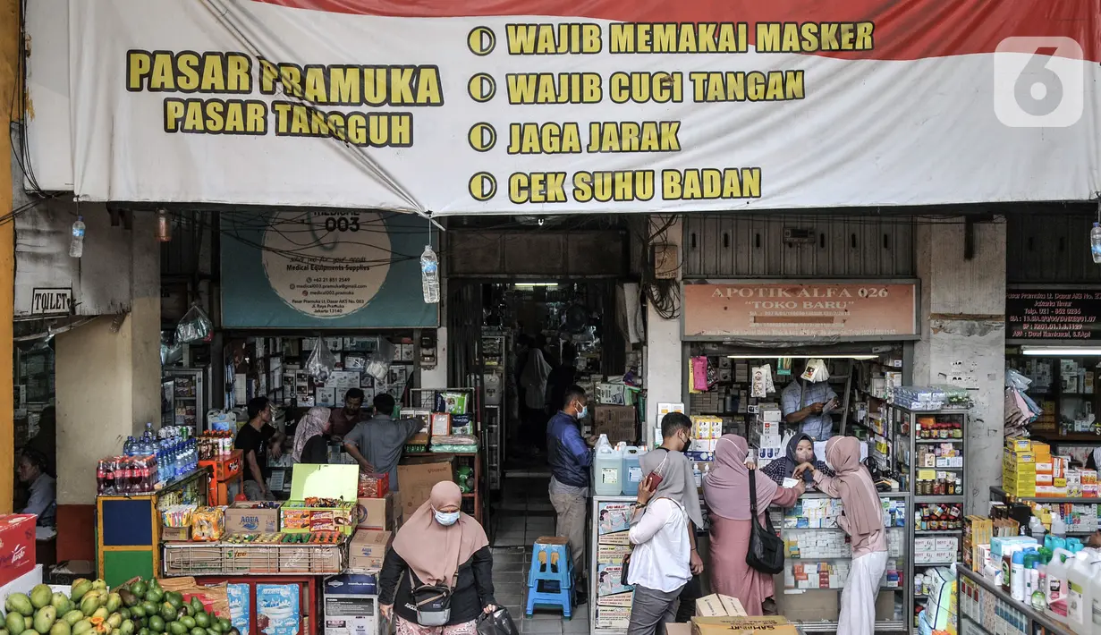Pengunjung membeli obat-obatan dan perlengkapan medis di Pasar Pramuka, Jakarta, Rabu (2/2/2022). Kebutuhan medis seperti obat, masker, dan oksigen mulai diburu warga sebagai antisipasi melambungnya harga seiring terus melonjaknya kasus positif COVID-19. (merdeka.com/Iqbal S. Nugroho)