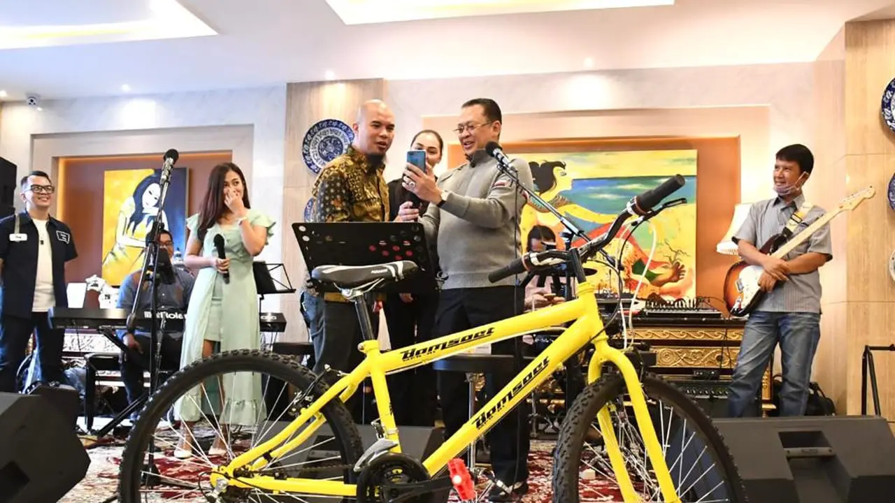 Bamsoet saat mengumumkan pemenang give away putaran ke-5