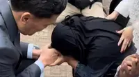 Momen Dua Orang Ibu Menangis Bersujud pada Anggota DPR, Berharap Keadilan untuk Anaknya