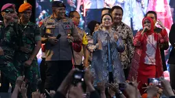 Ketua DPR RI Puan Maharani bernyanyi bersama pedangdut Ikke Nurjanah di atas panggung hiburan dangdut di Lapangan DPR Senayan, Jakarta, Senin (21/10/2019). Acara untuk mengapresiasi aparat keamanan TNI-Polri yang bertugas menjaga suasana kondusif saat pelantikan presiden. (Liputan6.com/Johan Tallo)