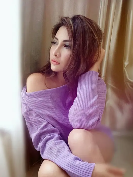 "Nah disaat mama aku nggak ada, aku lari, datang-datang mama sudah dibungkus kain putih. Jadi aku nggak nyaksiin mama. Selama mama sakit aku yang rawat, aku yang jaga, tapi pas terakhir, aku cuma pergi sebentar padahal," kata Natalie Sarah. 